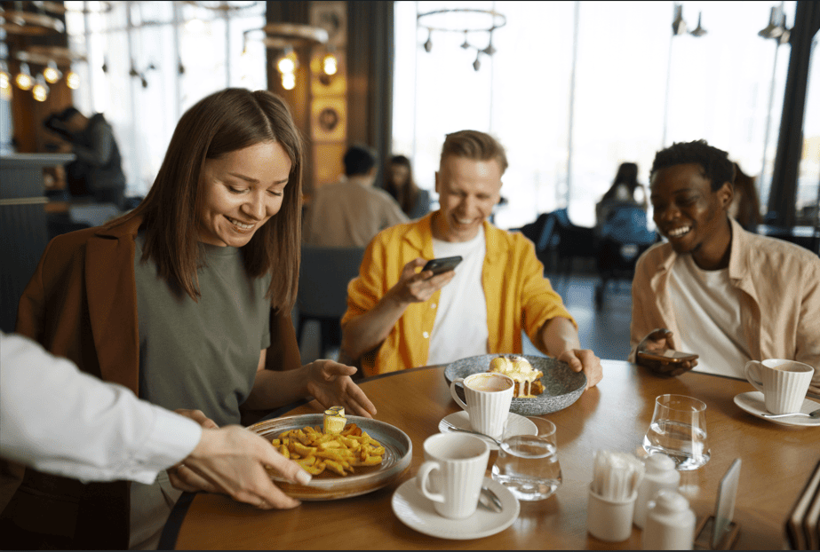 À table en gare : quand le voyage commence dans l’assiette