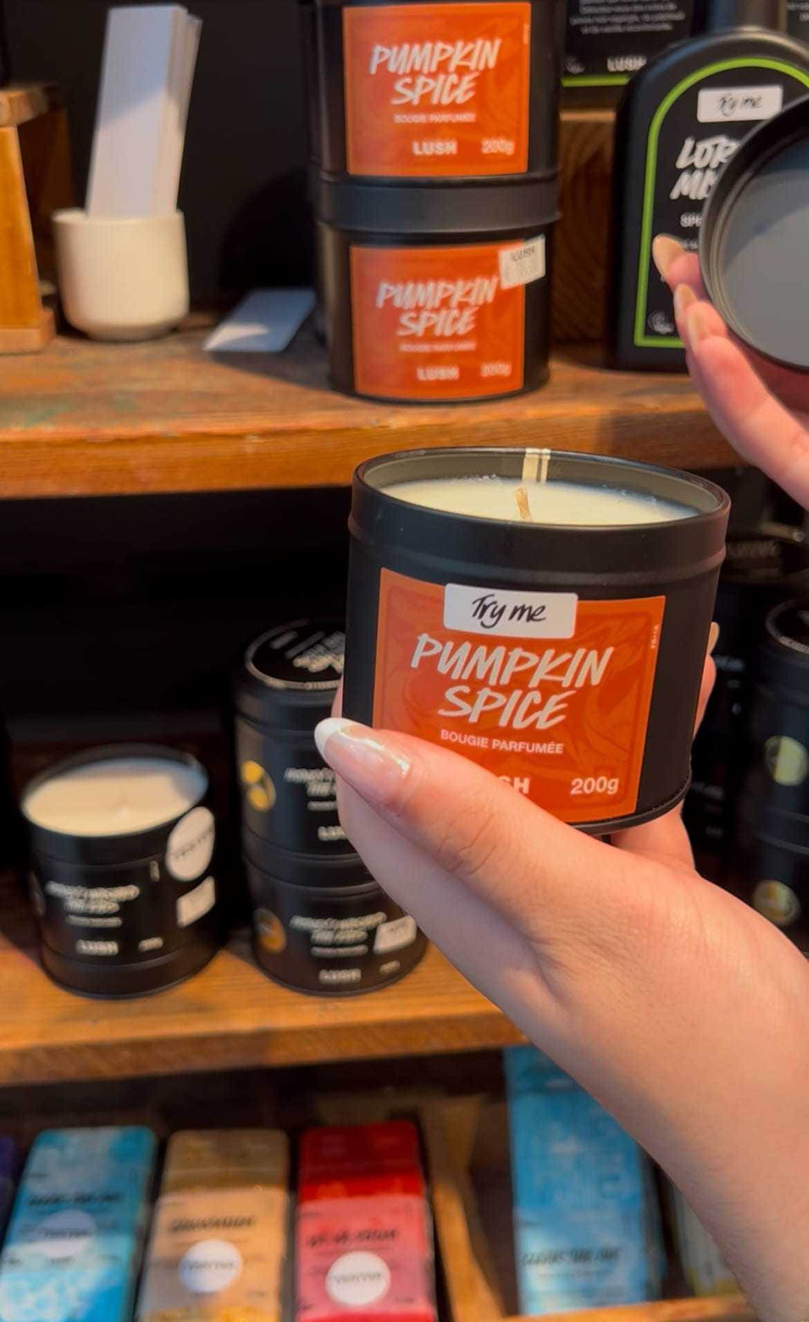 Bougie Pumpkin spice dans le rayon bougie de la boutique Lush en gare Montparnasse
