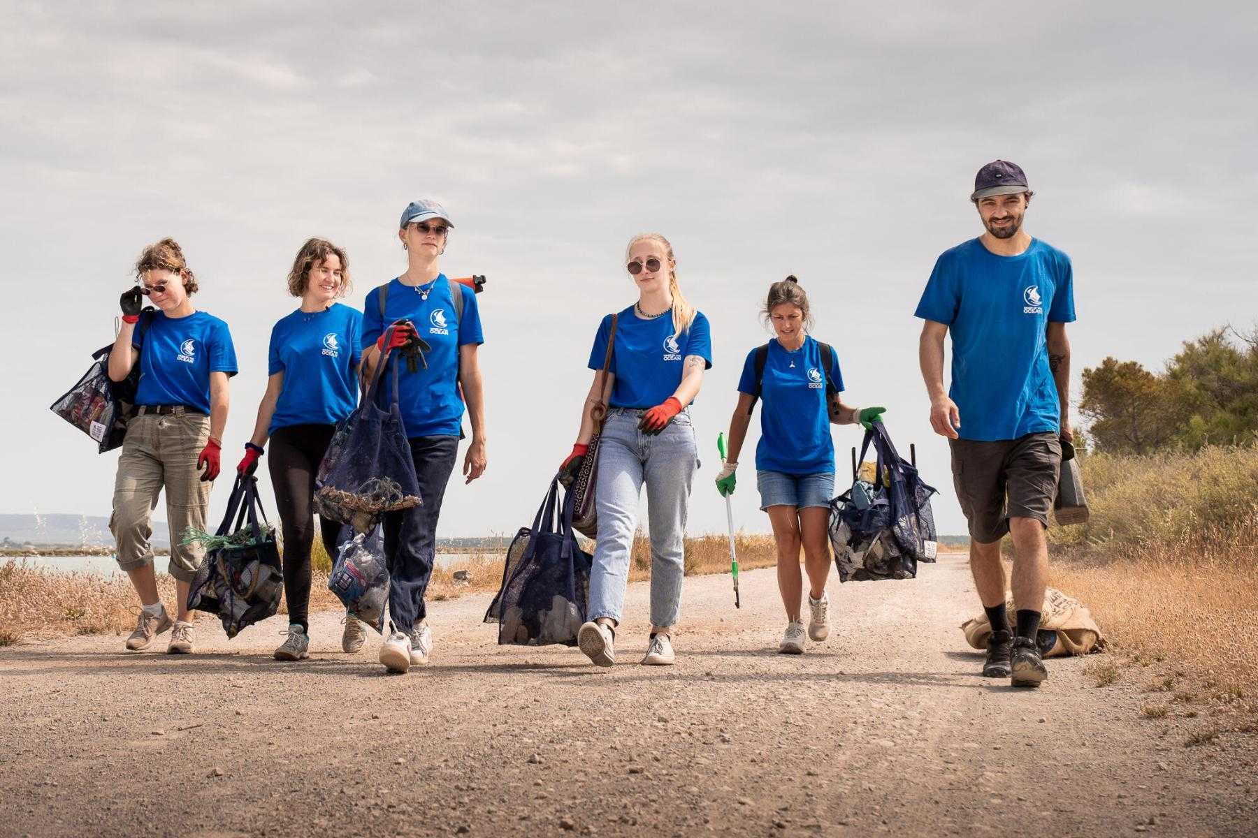 plusieurs-personnes-nettoyant-sur-une-plage