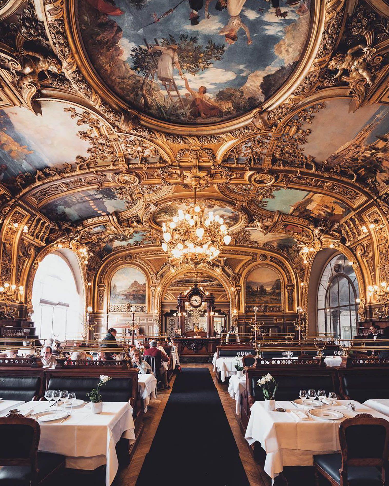 Intérieur du Restaurant Le Train bleu en gare  de Lyon, ornements et peintures sur le plafond et murs de la salle