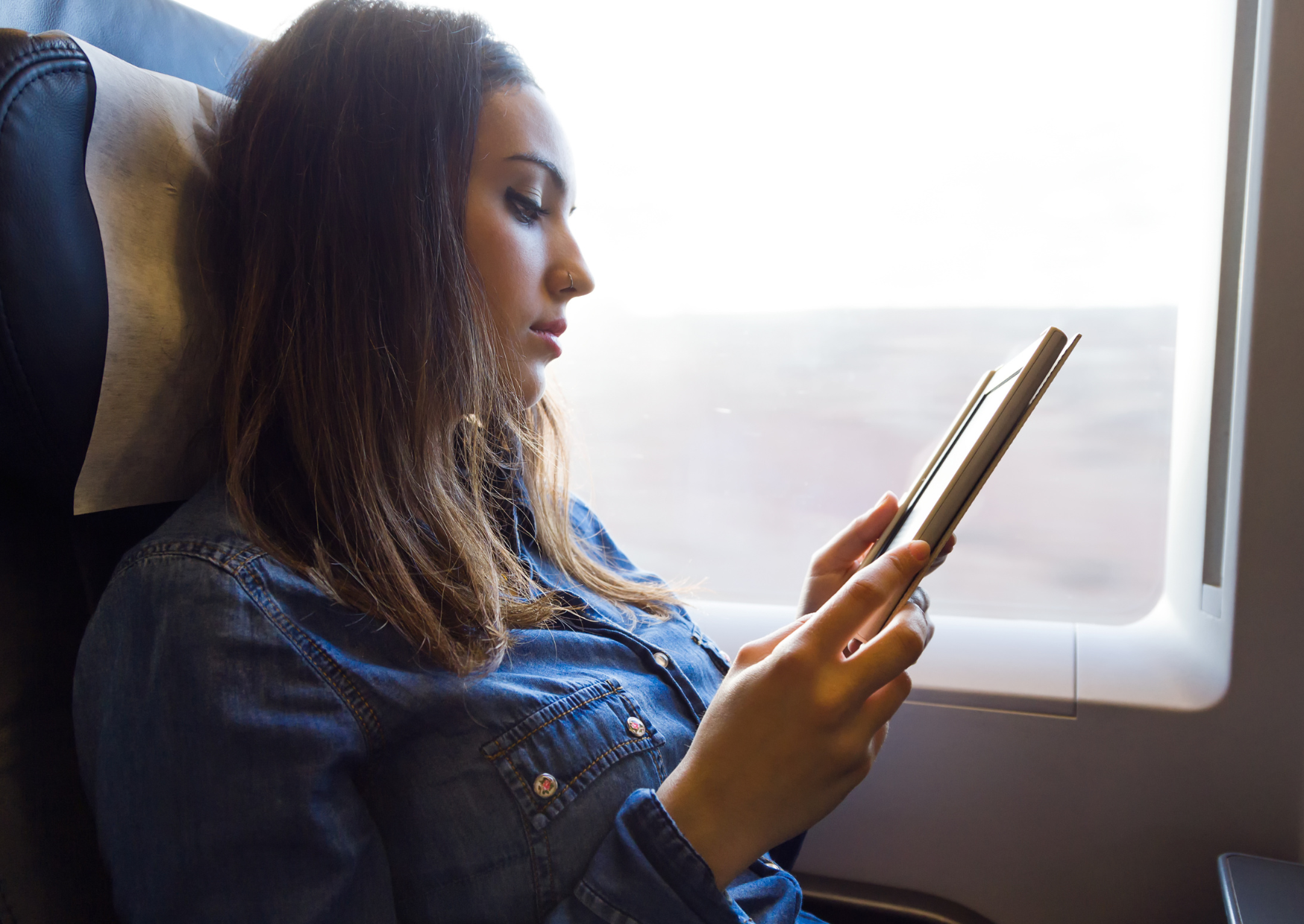 Femme lisant dans un train