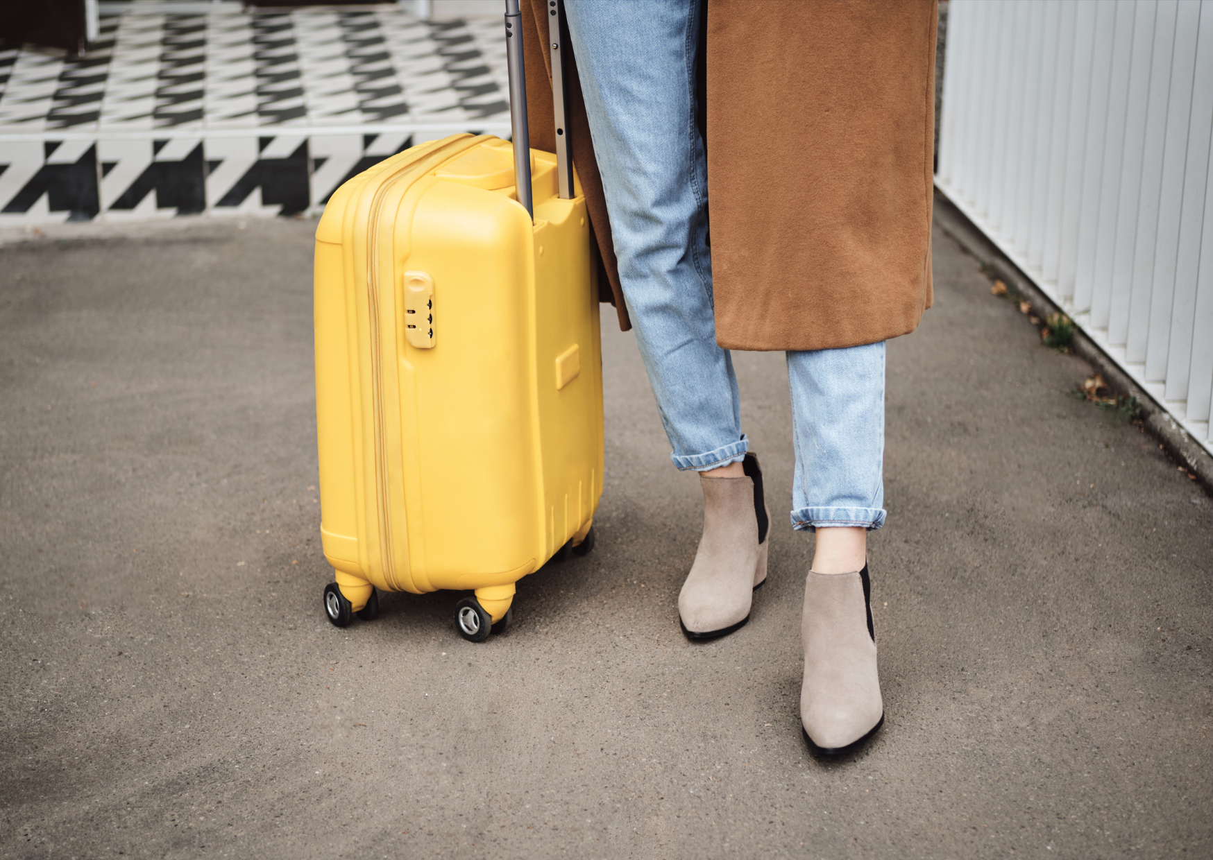 Femme avec une valise jaune dans la rue