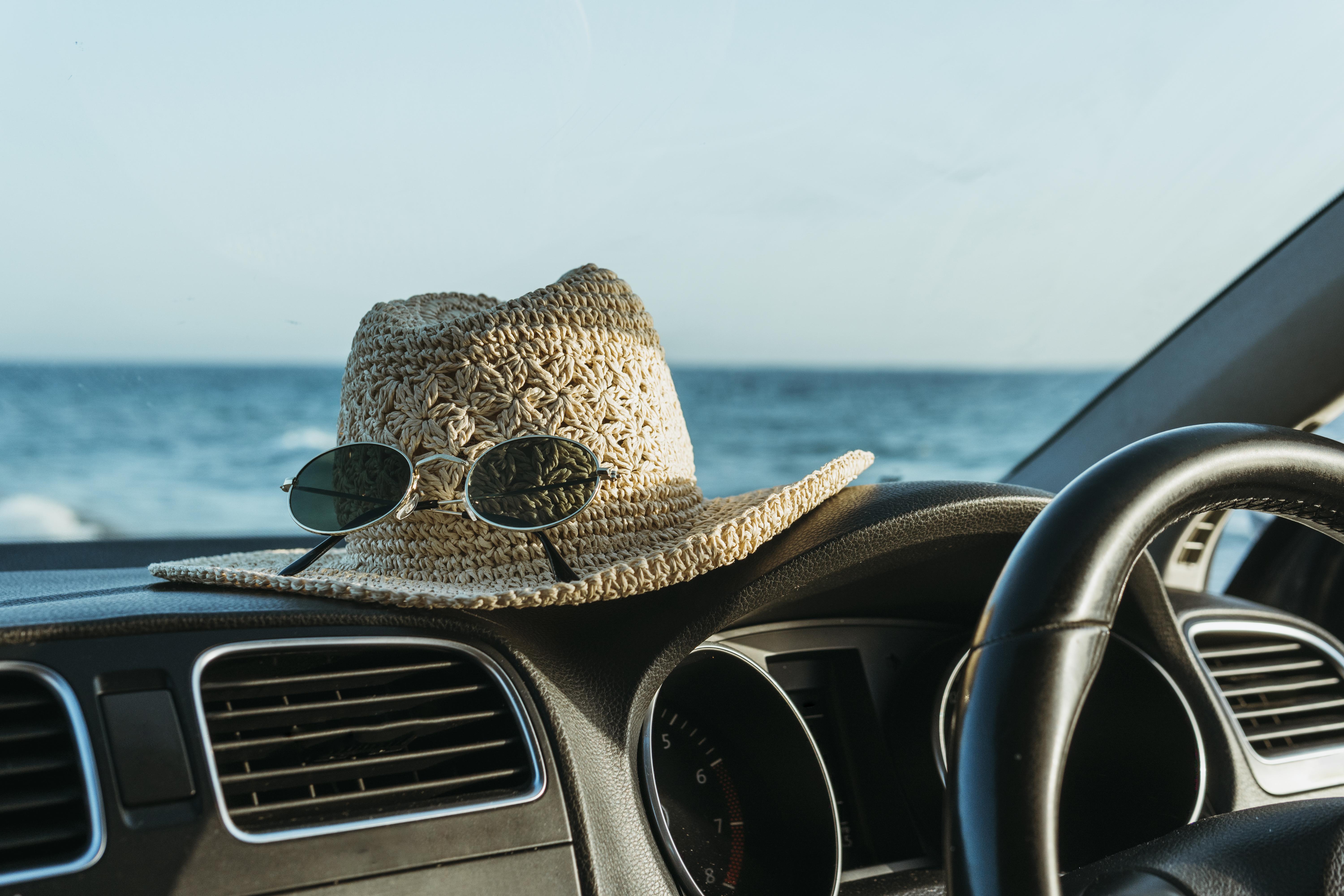 chapeau et lunettes de soleil dans une voiture