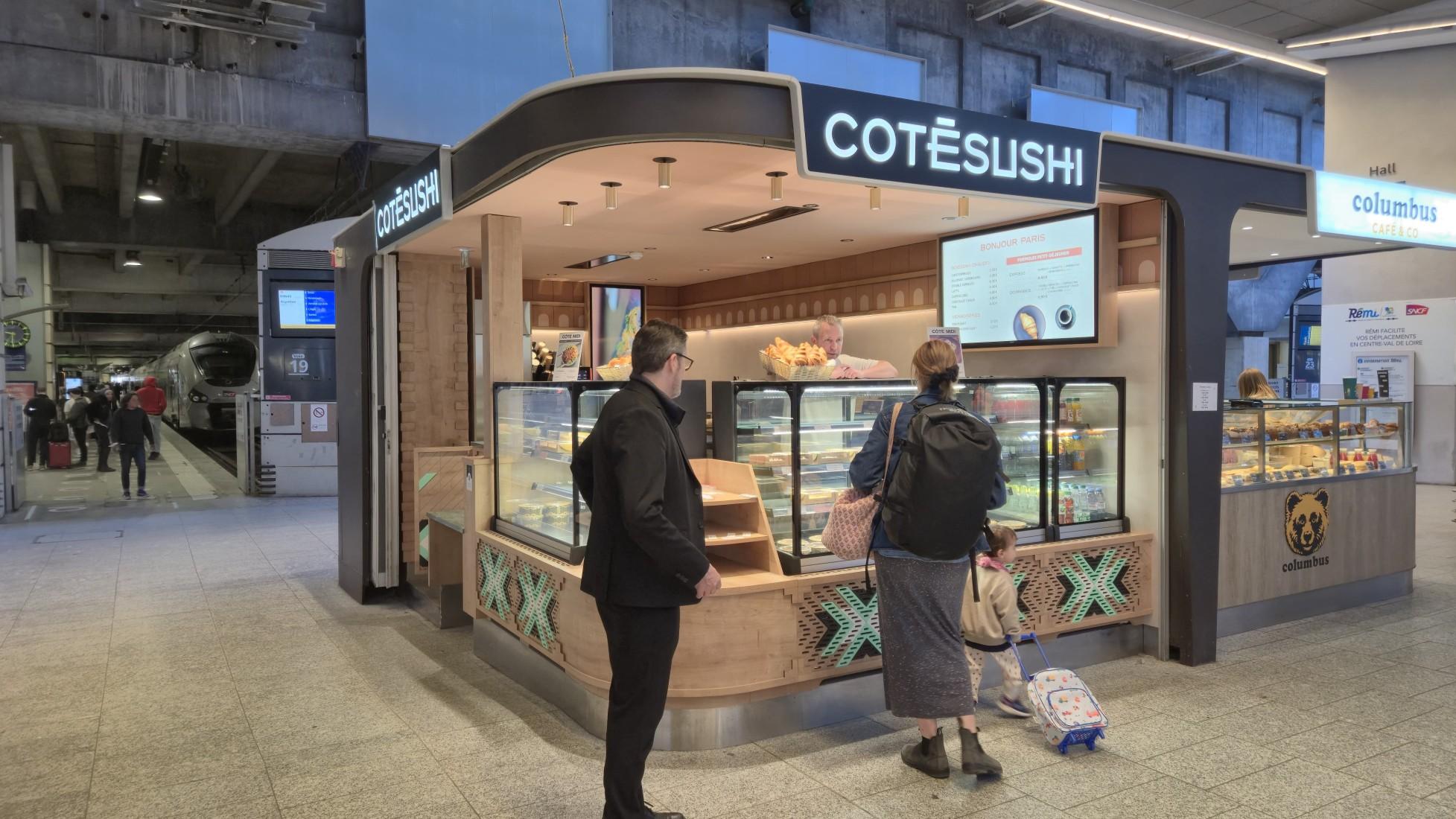 Voyageurs devant la nouvelle boutique Coté Sushi en gare Montparnasse
